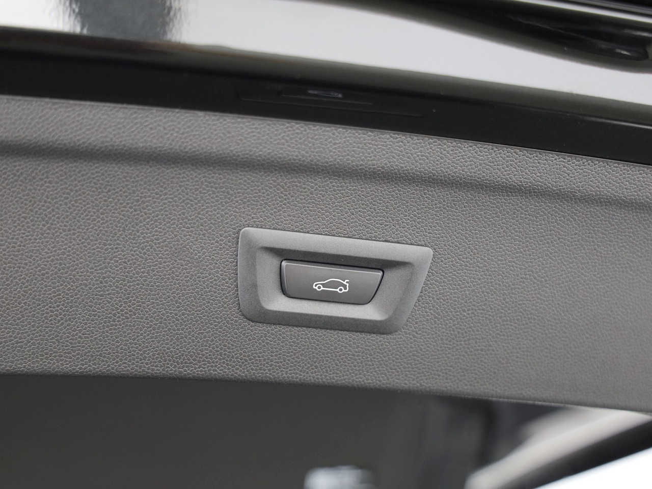 BMW iX xDrive60 M Sport-image-14