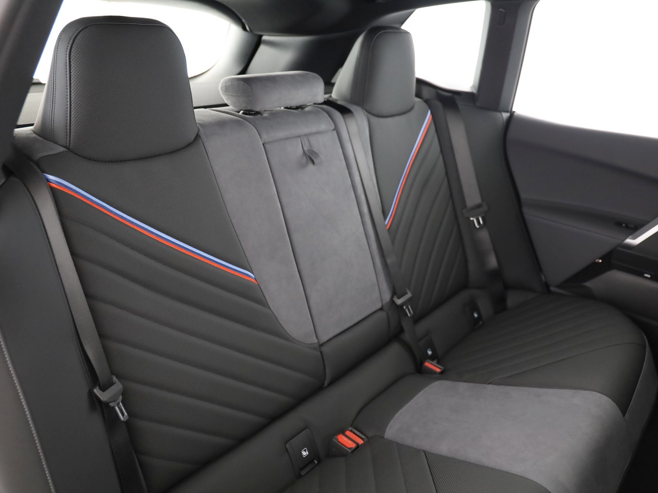 BMW iX xDrive60 M Sport-image-18