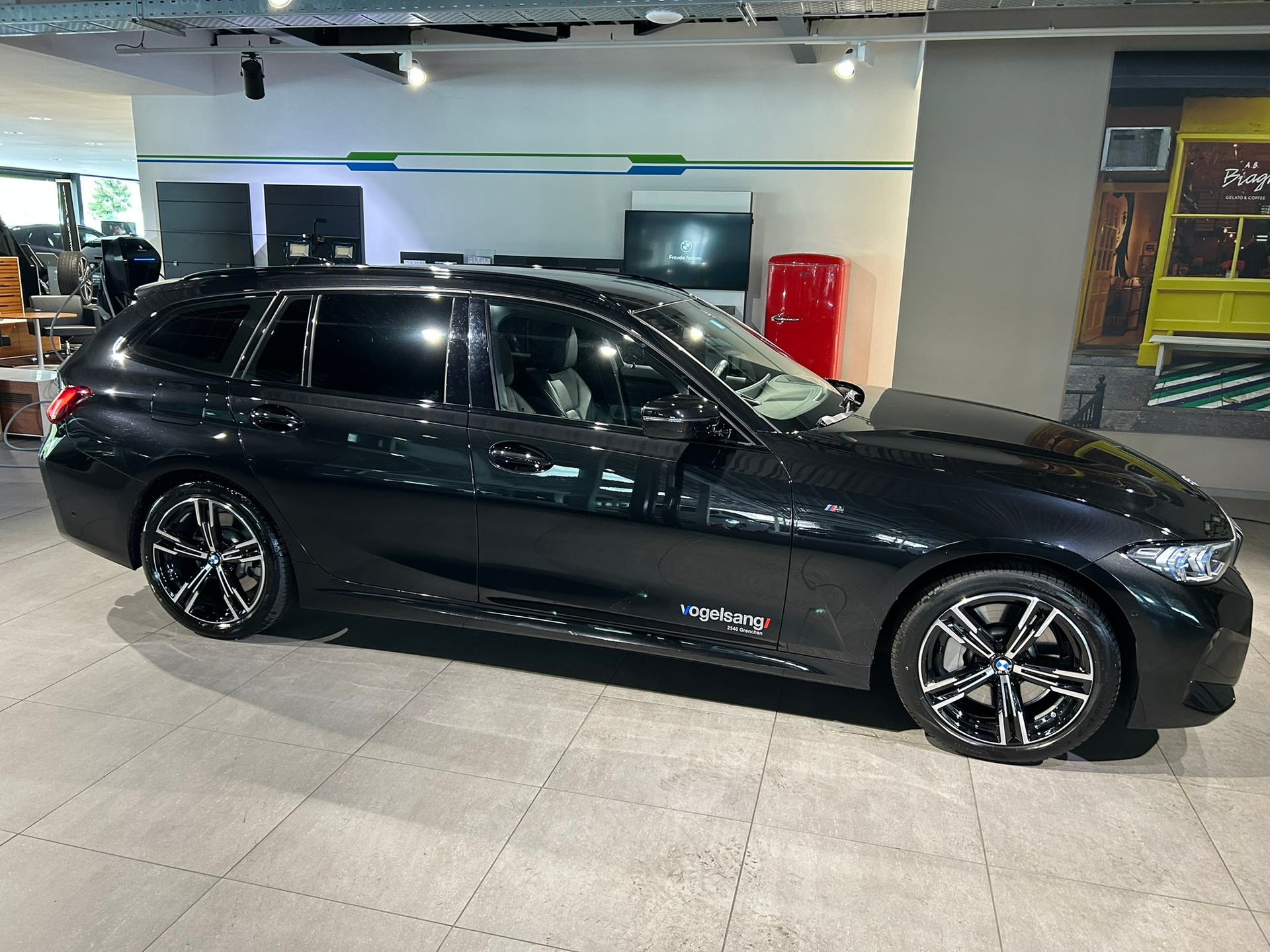 BMW 330d xDrive 48V Touring Steptronic M Sport-showroom-element-2