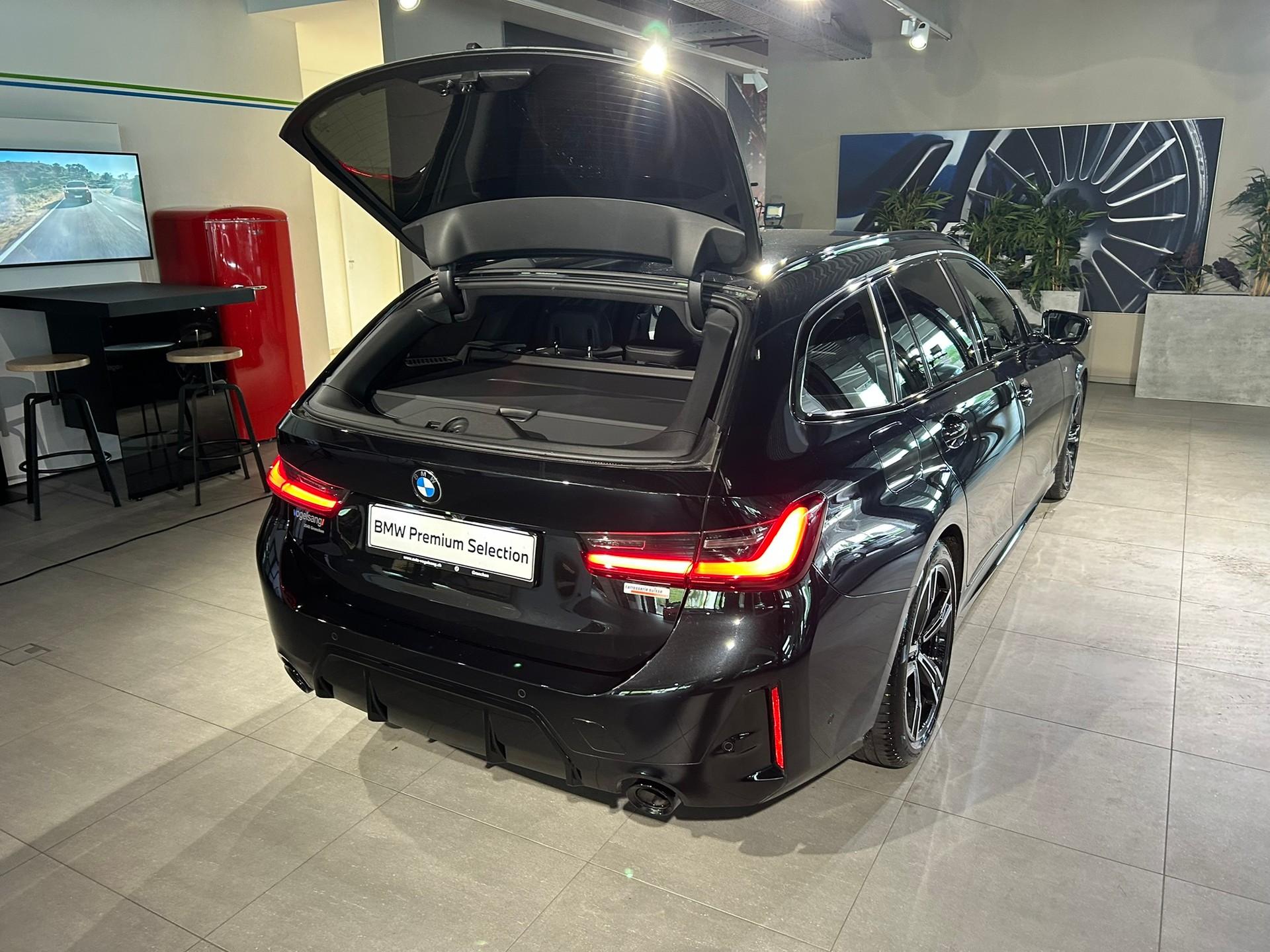 BMW 330d xDrive 48V Touring Steptronic M Sport-image-11