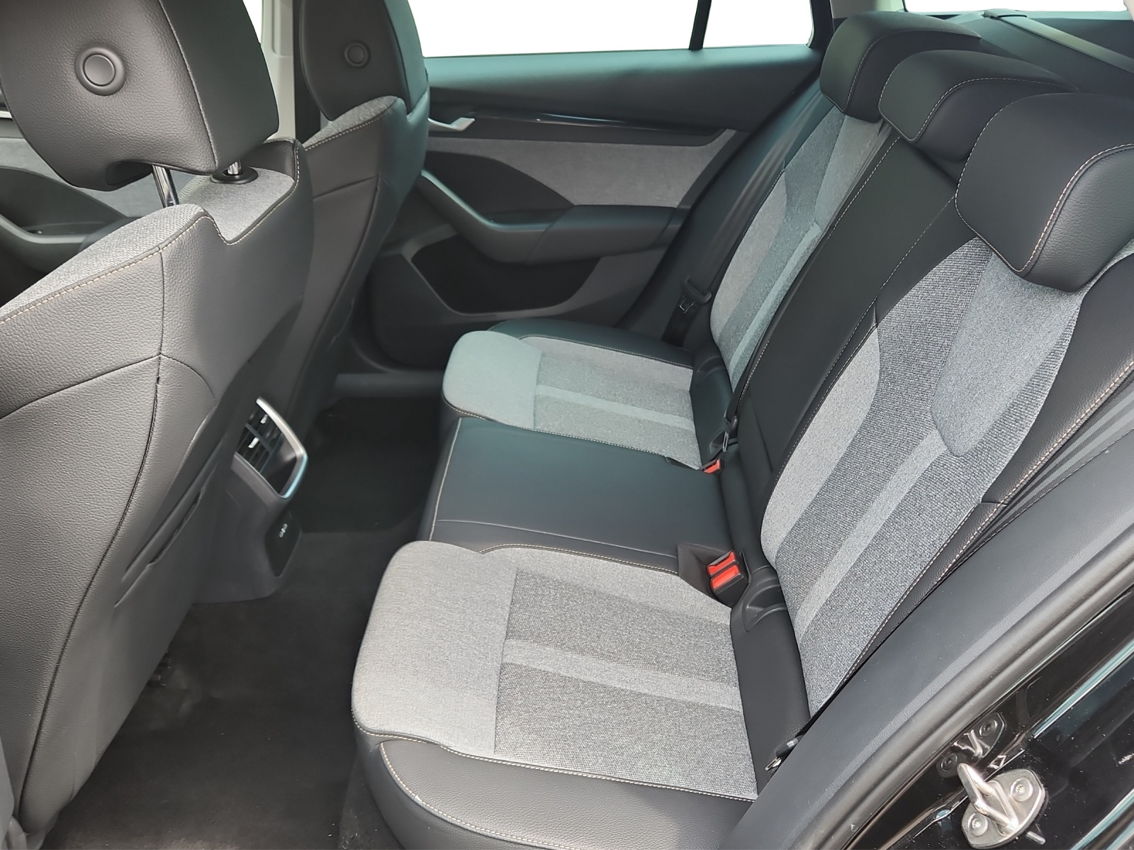 SKODA Octavia Combi 1.5 TSI mHEV DSG Dynamic-image-13