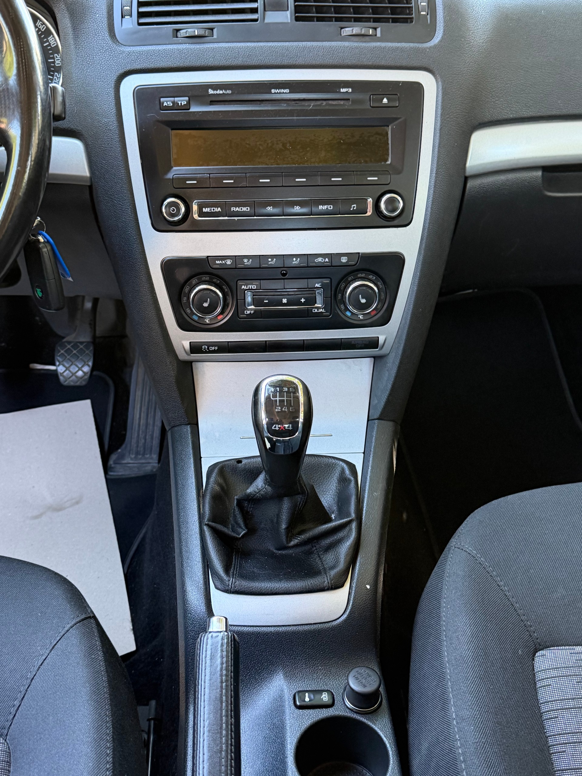 SKODA Octavia Combi 1.6 TDI Elegance 4x4-image-10