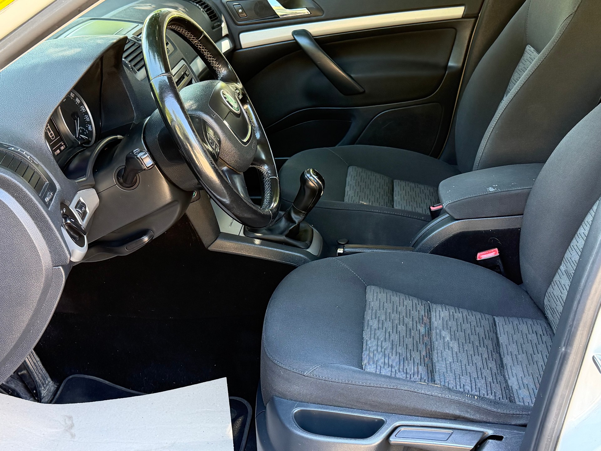 SKODA Octavia Combi 1.6 TDI Elegance 4x4-image-11