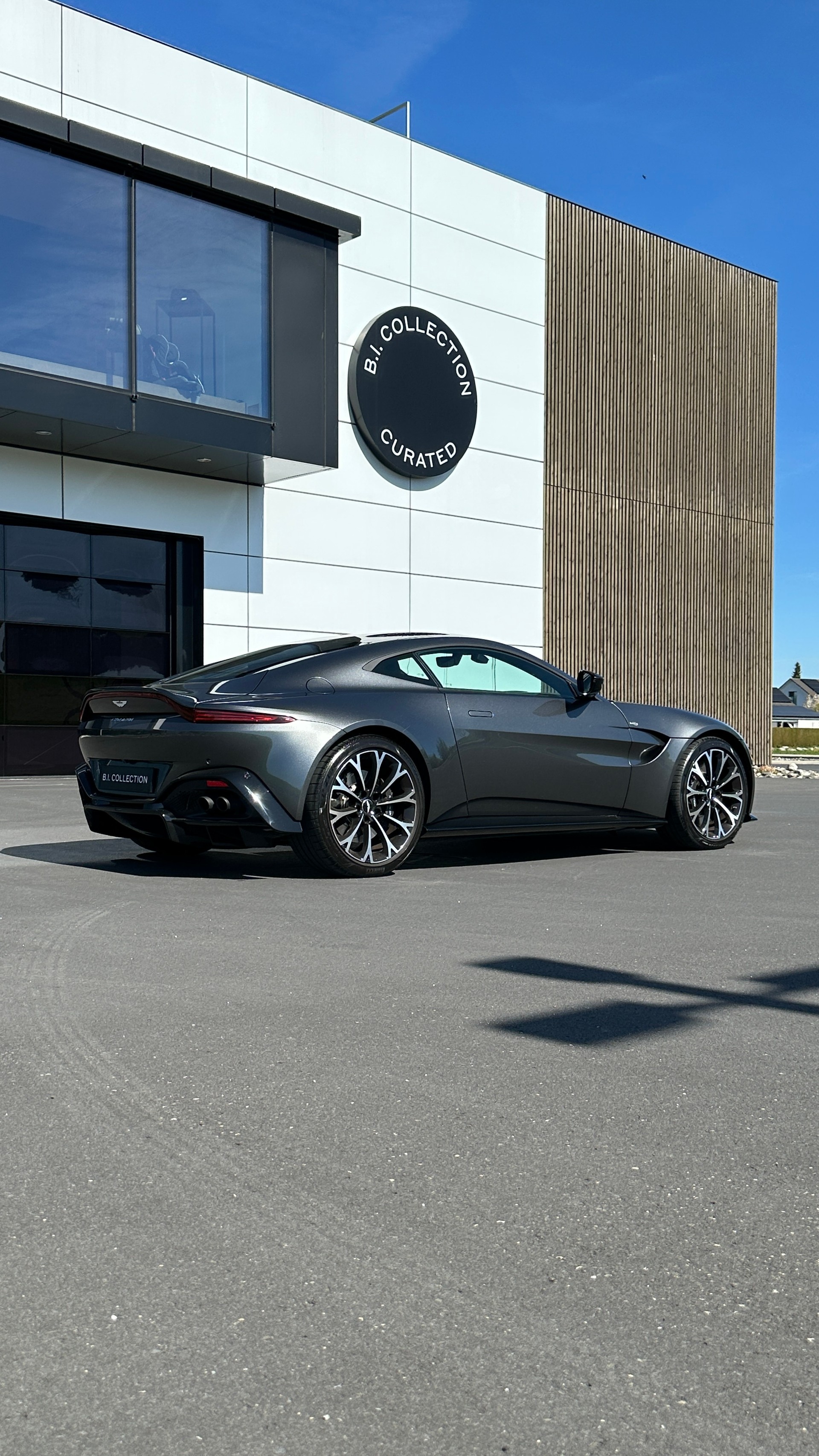 ASTON MARTIN V8 Vantage-image-2