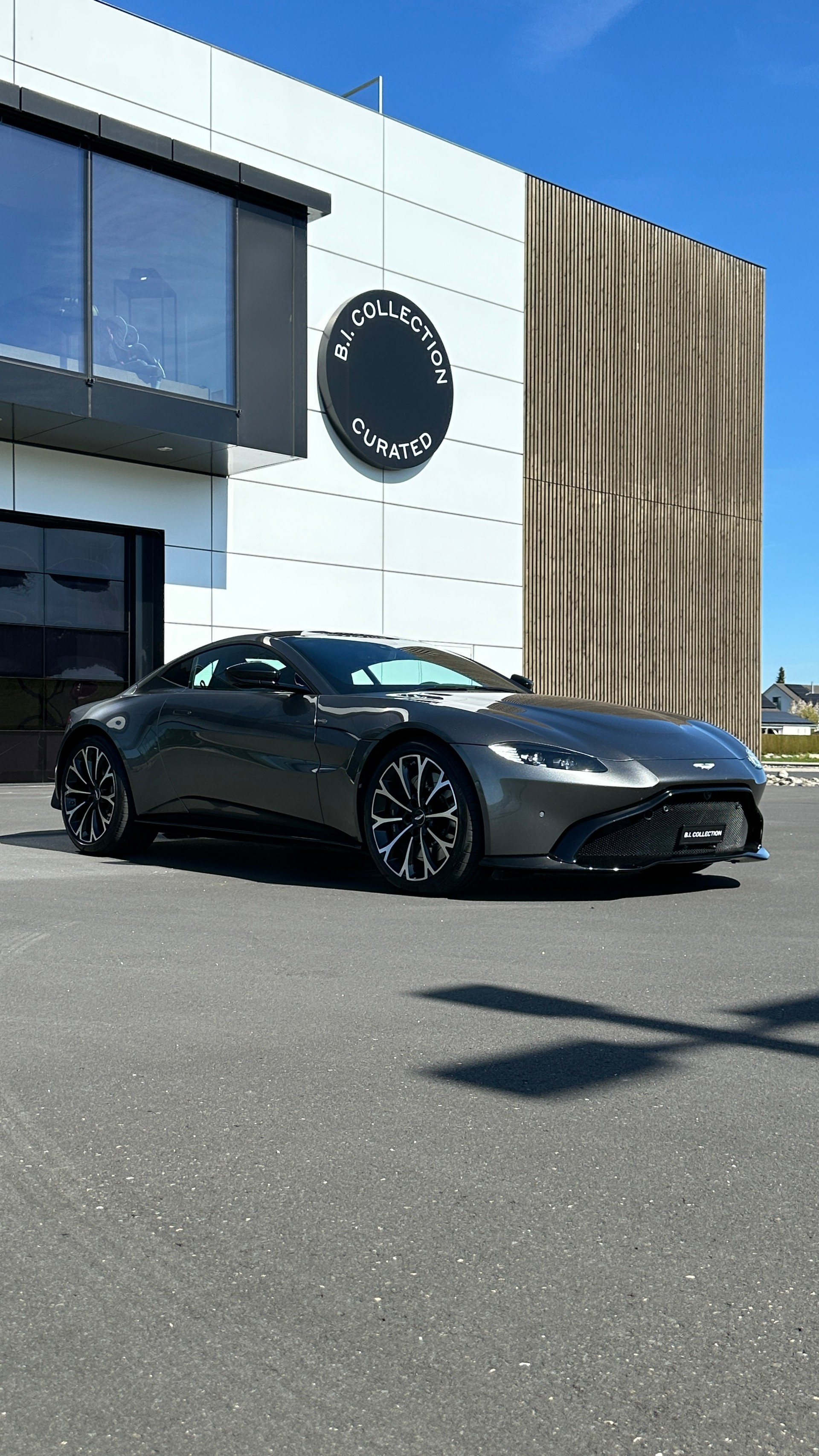 ASTON MARTIN V8 Vantage-image-1