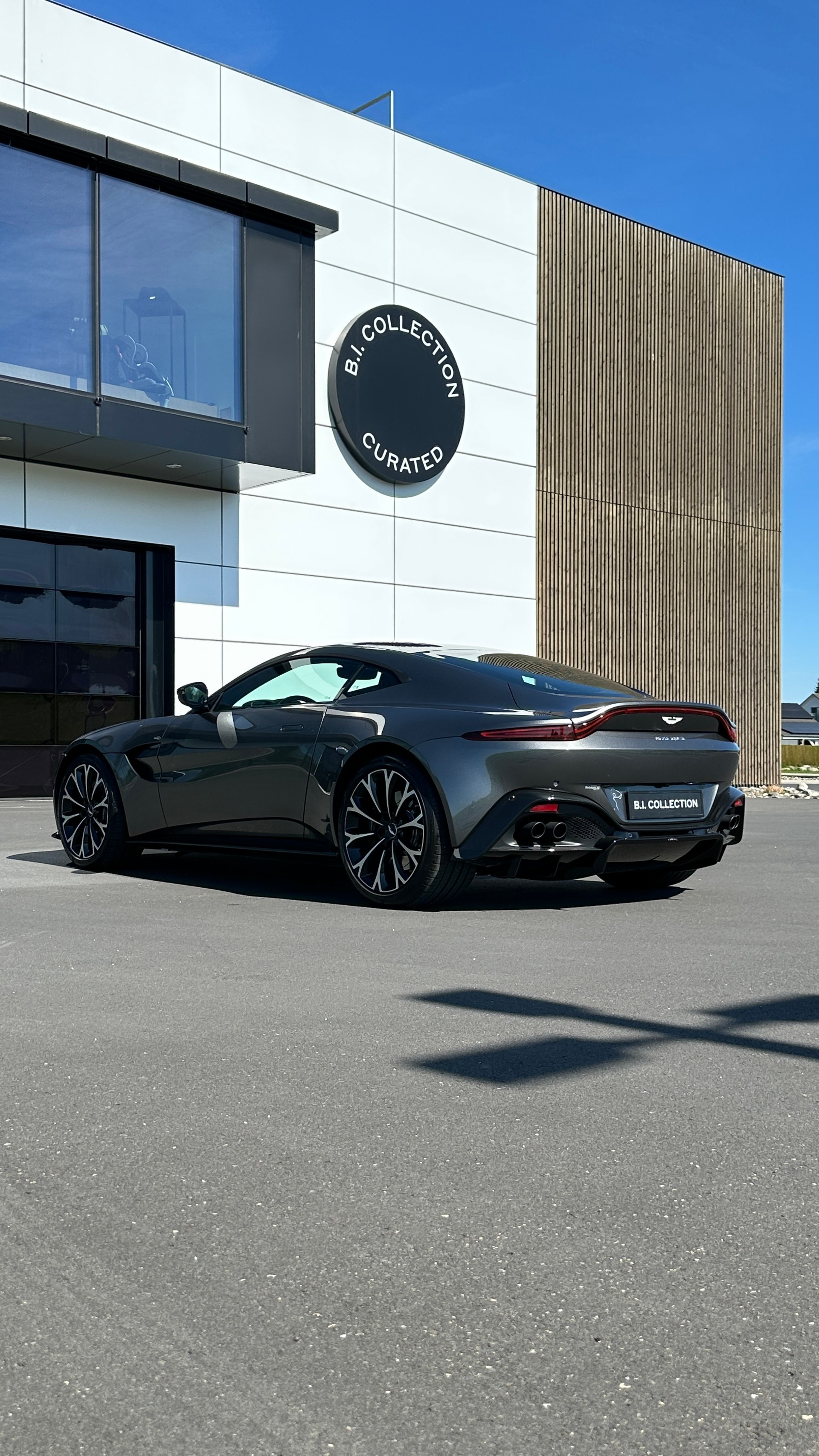 ASTON MARTIN V8 Vantage-image-3