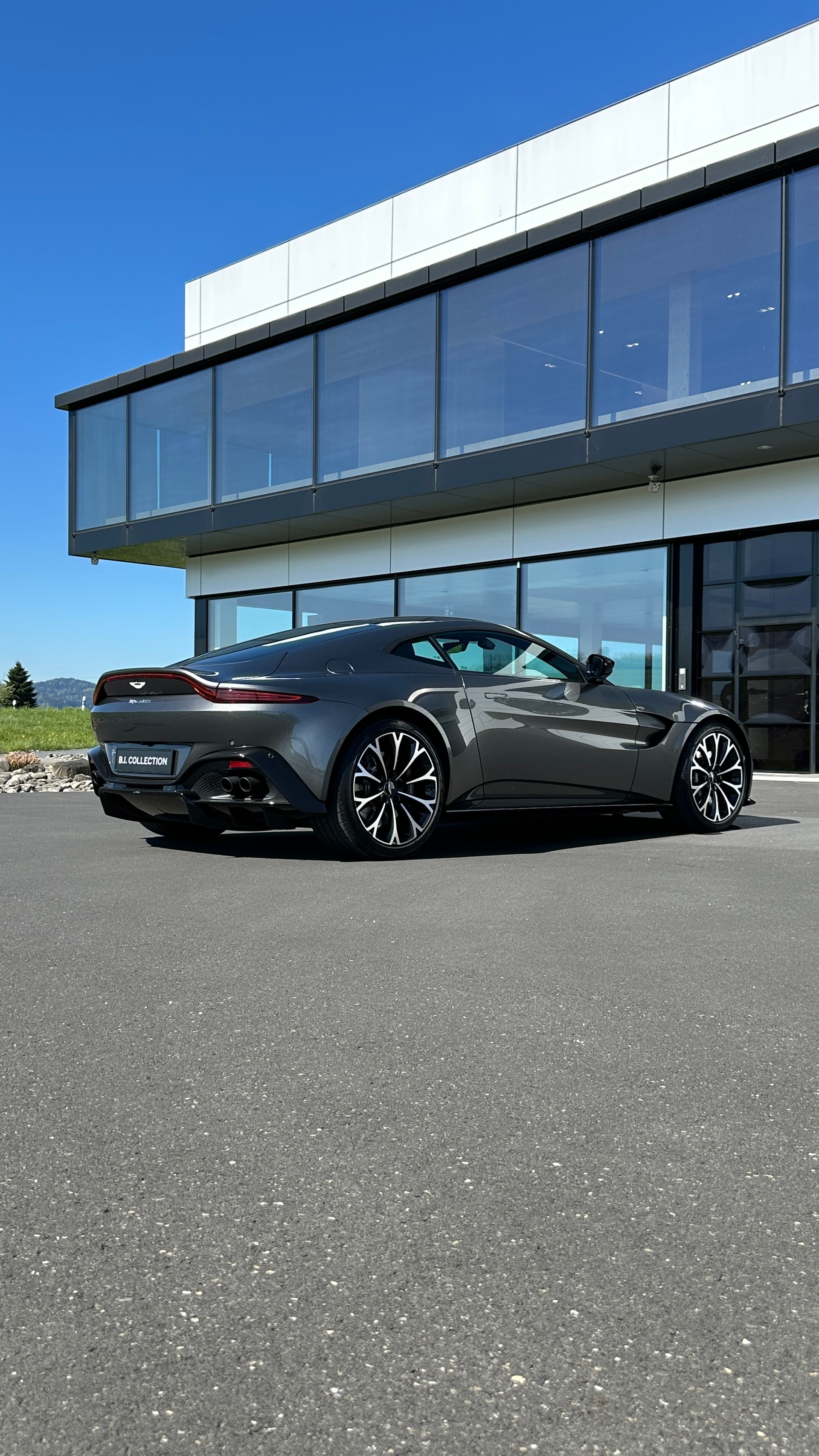 ASTON MARTIN V8 Vantage-image-11