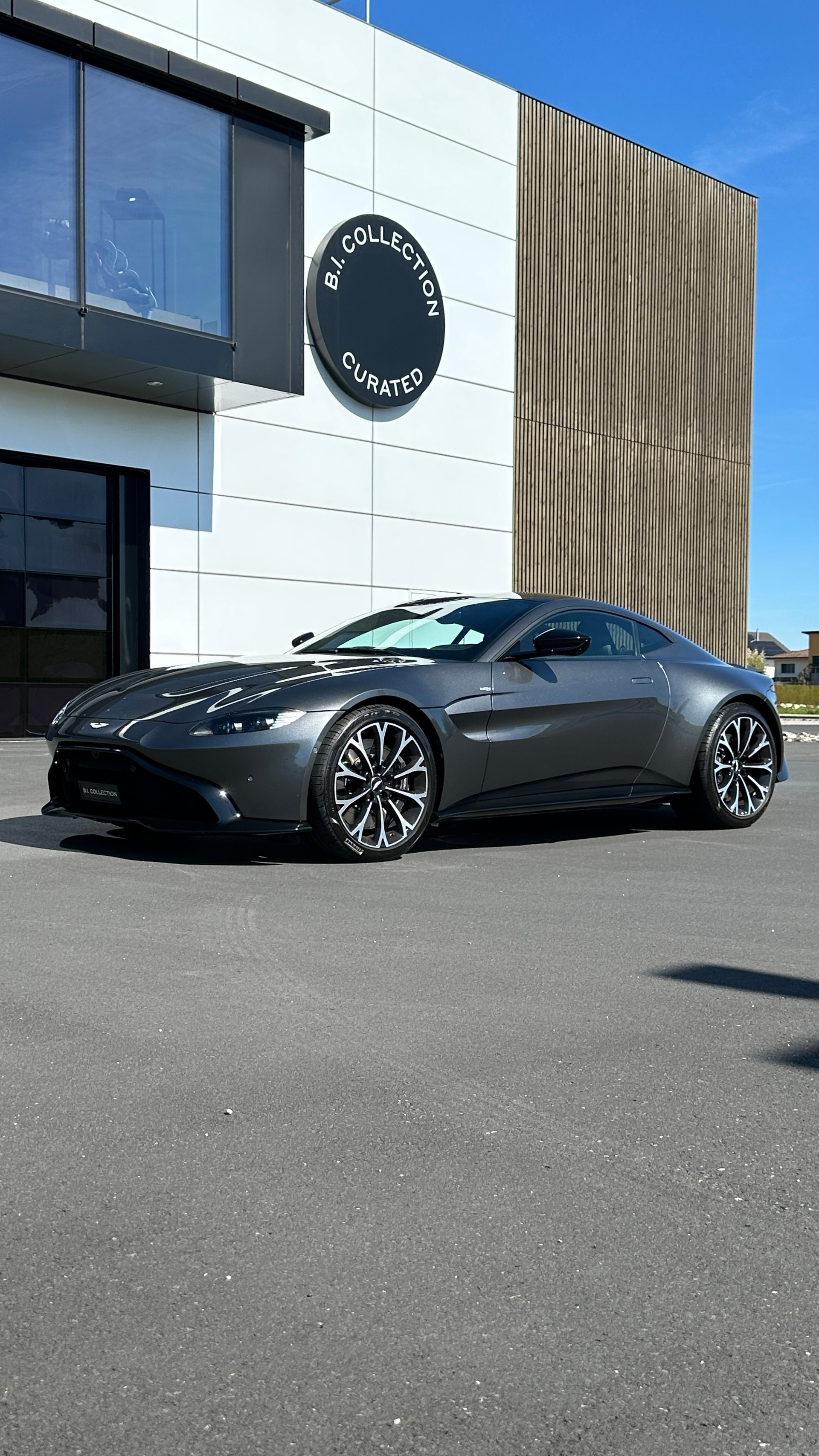 ASTON MARTIN V8 Vantage-image-0