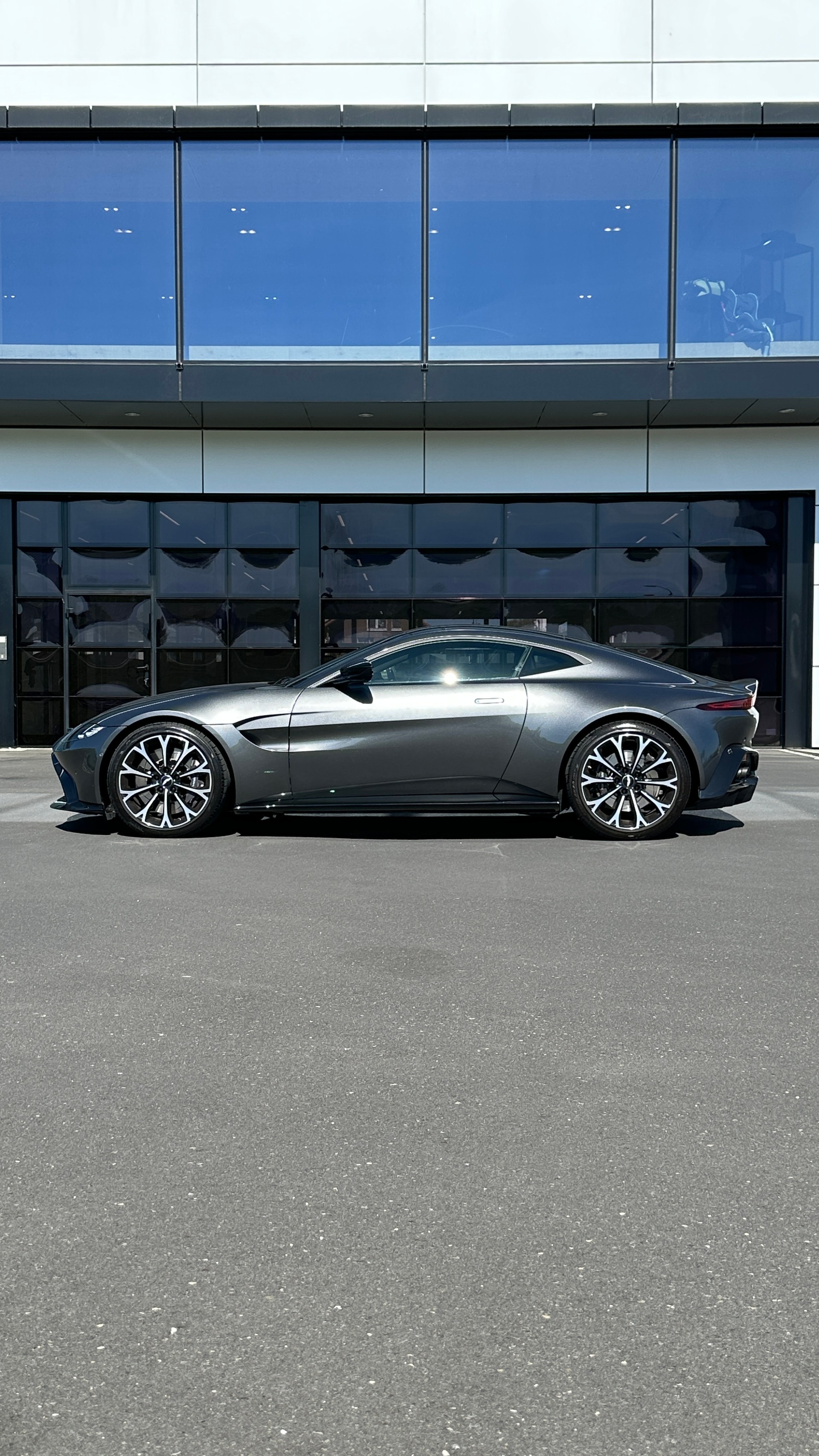 ASTON MARTIN V8 Vantage-image-5