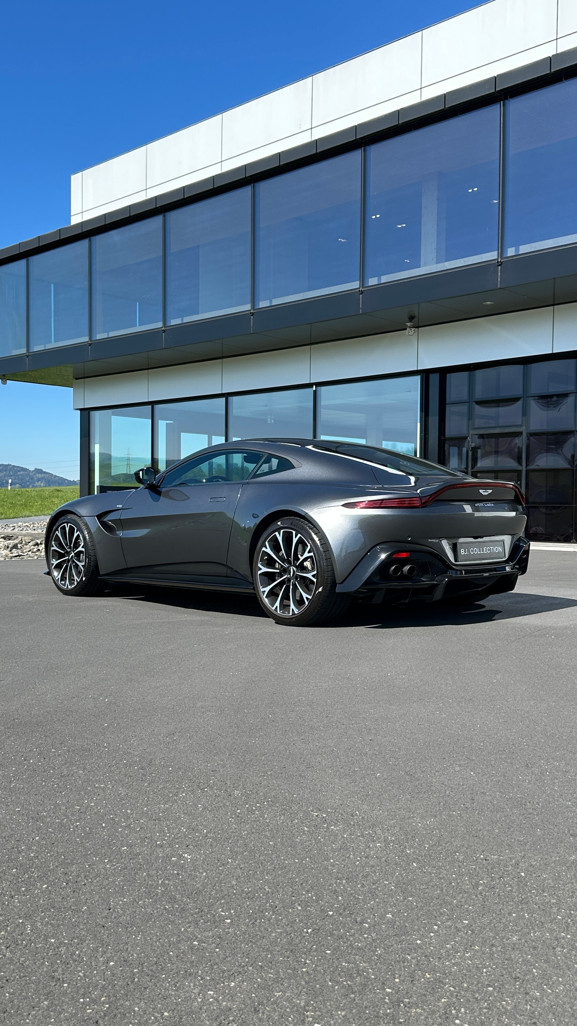 ASTON MARTIN V8 Vantage-image-4