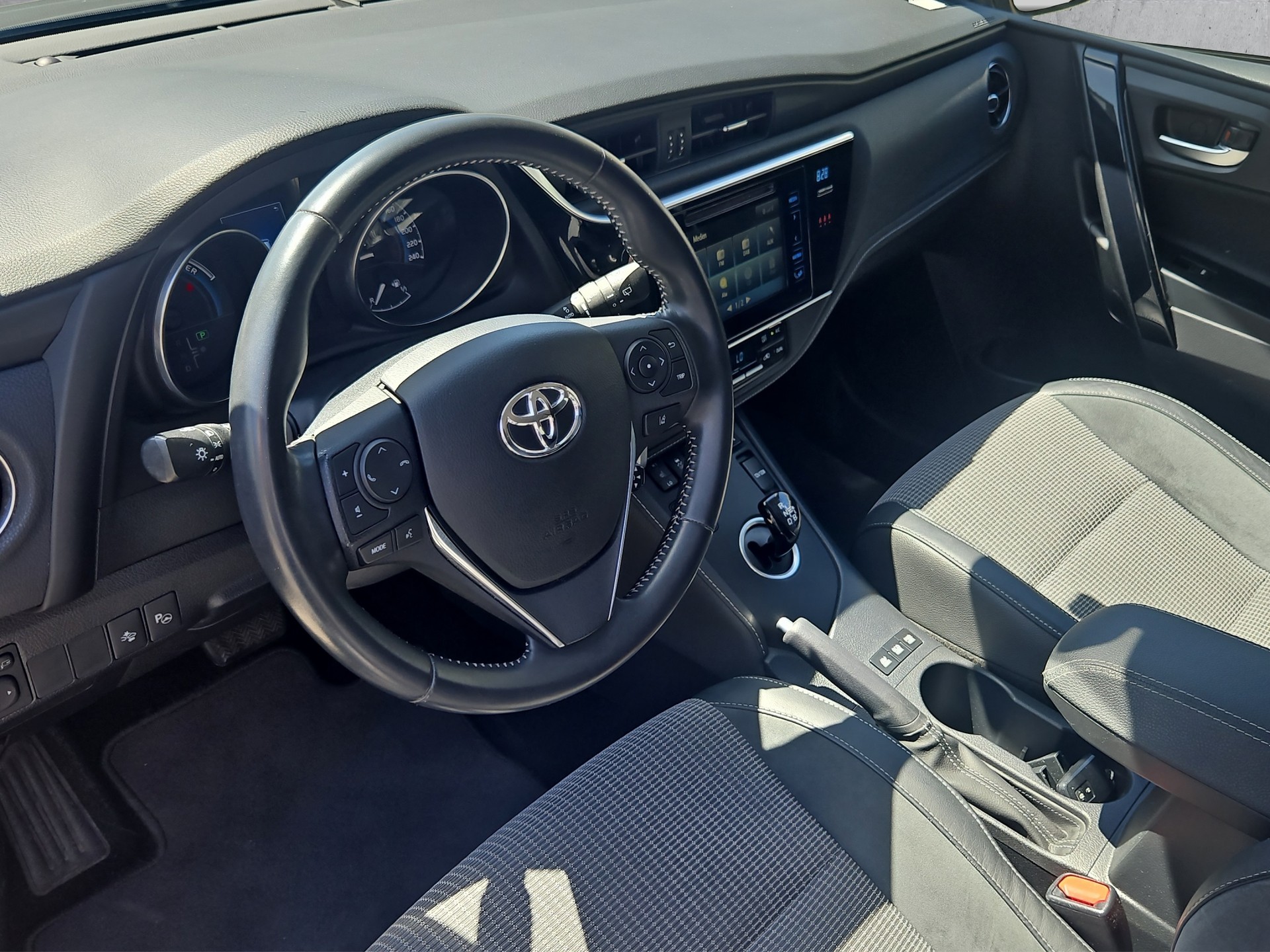 TOYOTA Auris Touring Sports 1.8 HSD Trend e-CVT-image-9