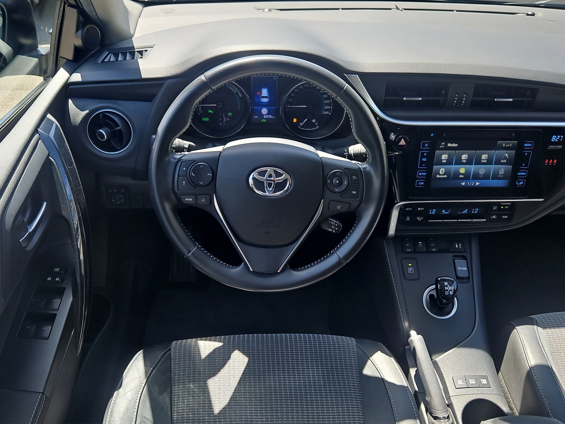 TOYOTA Auris Touring Sports 1.8 HSD Trend e-CVT-image-10