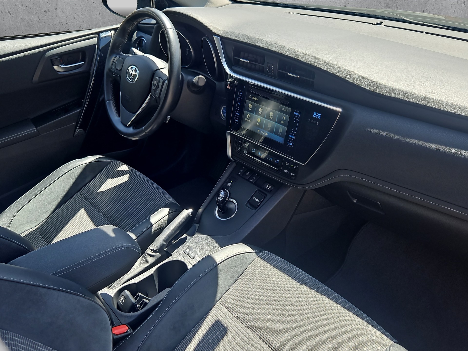 TOYOTA Auris Touring Sports 1.8 HSD Trend e-CVT-image-6