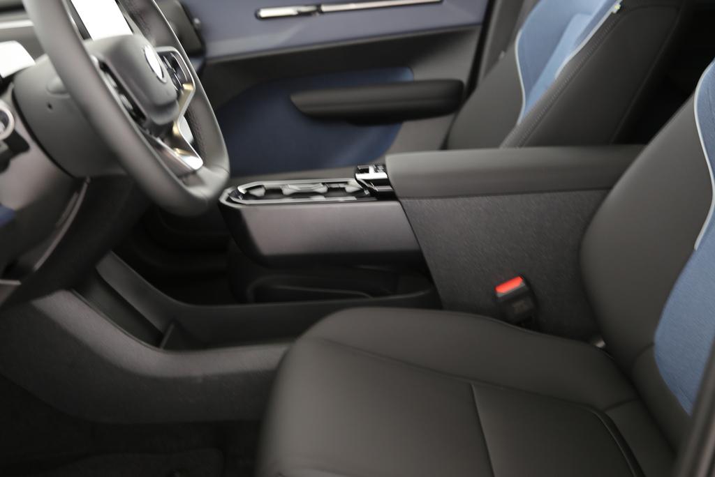 VOLVO EX30 E60 Plus Swiss Black Edition-image-4