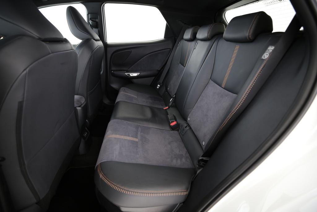 LEXUS LBX 1.5 Hybrid Cool AWD-image-10