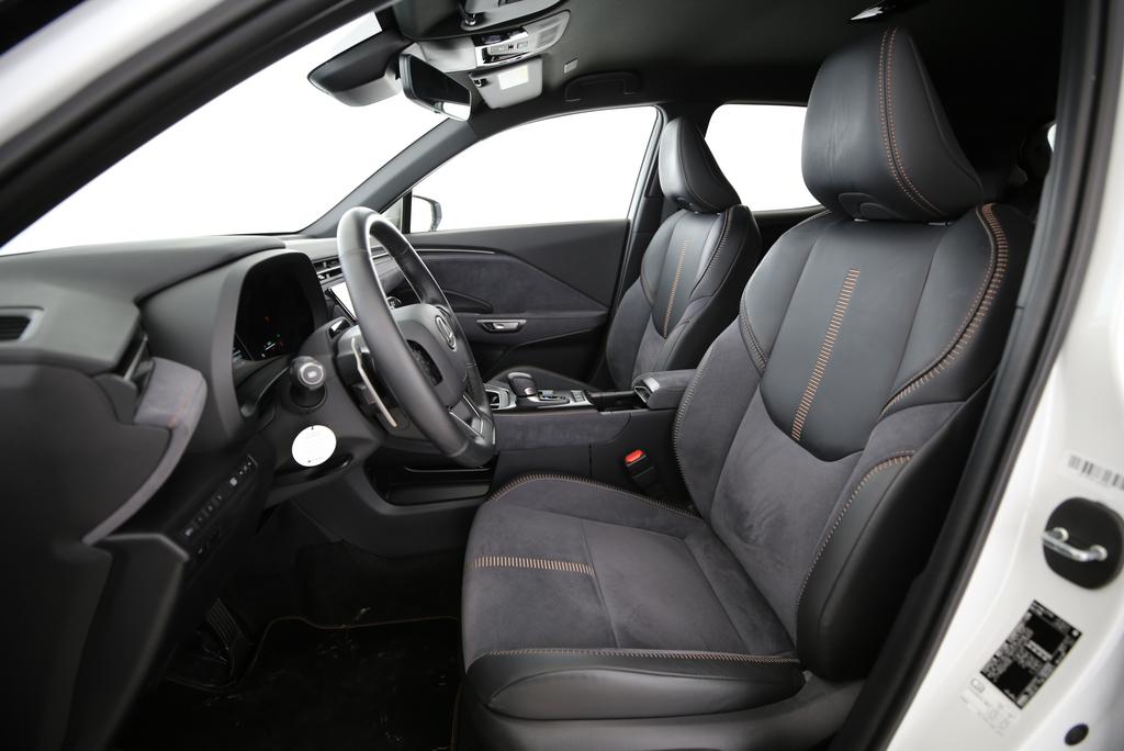 LEXUS LBX 1.5 Hybrid Cool AWD-showroom-element-3