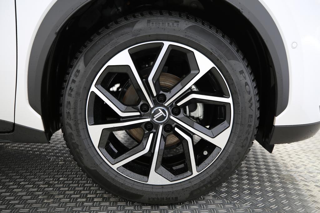 LEXUS LBX 1.5 Hybrid Cool AWD-image-11