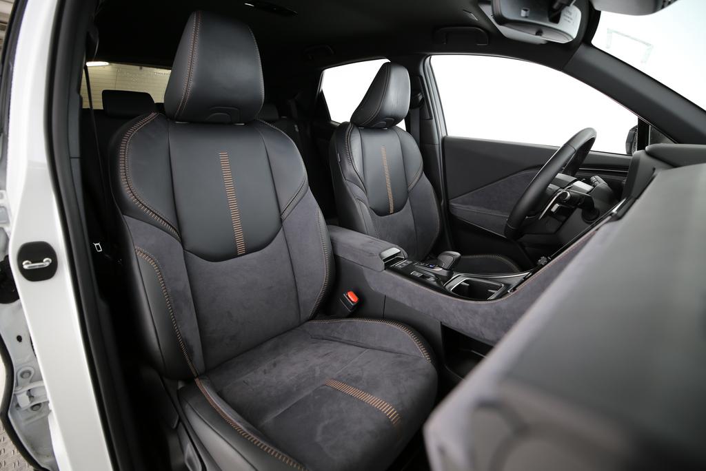 LEXUS LBX 1.5 Hybrid Cool AWD-image-9