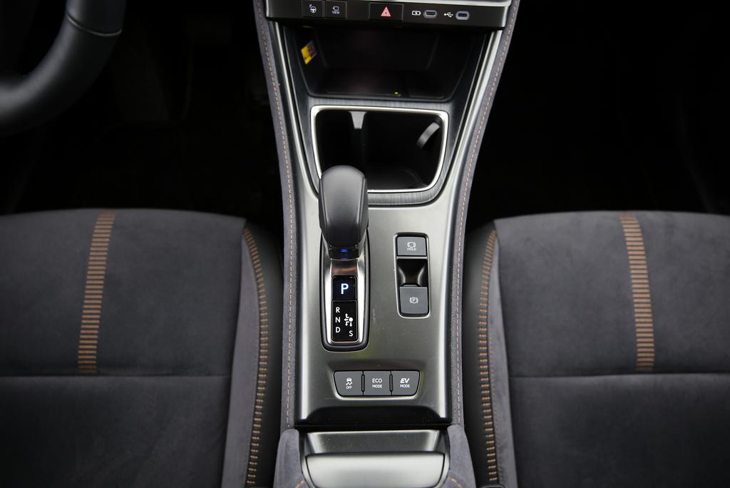 LEXUS LBX 1.5 Hybrid Cool AWD-image-8