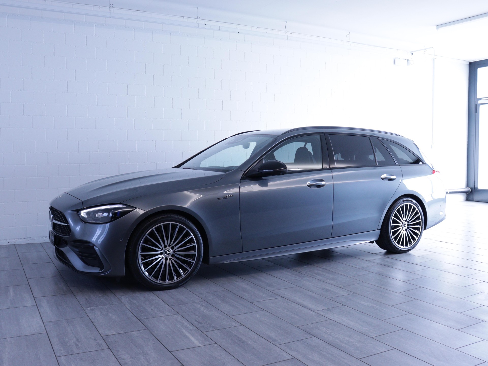 MERCEDES-BENZ C 300 AMG Line 4matic Kombi-image-1