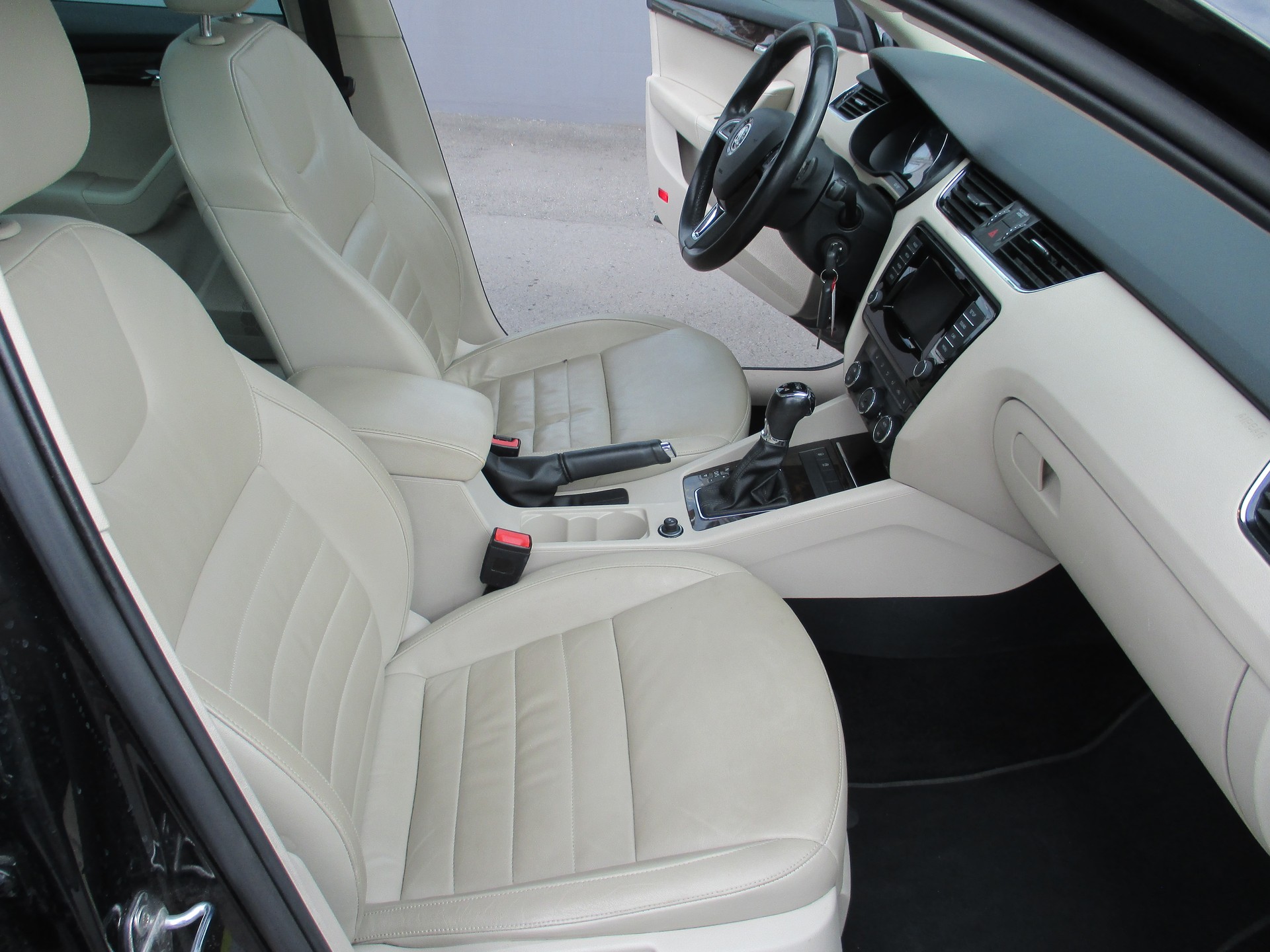 SKODA Octavia Combi 1.8 TSI Elegance 4x4 DSG-image-12