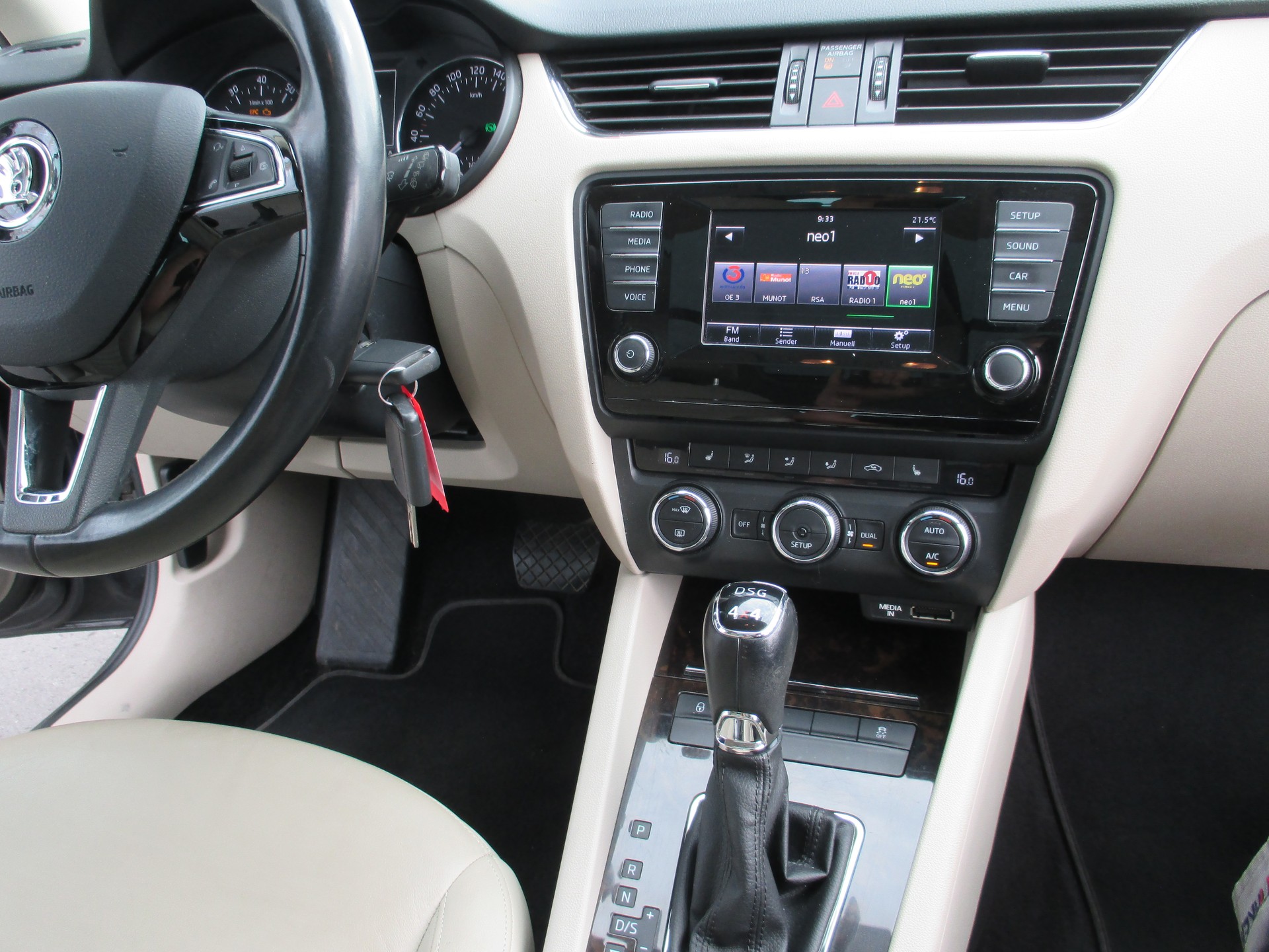 SKODA Octavia Combi 1.8 TSI Elegance 4x4 DSG-image-14