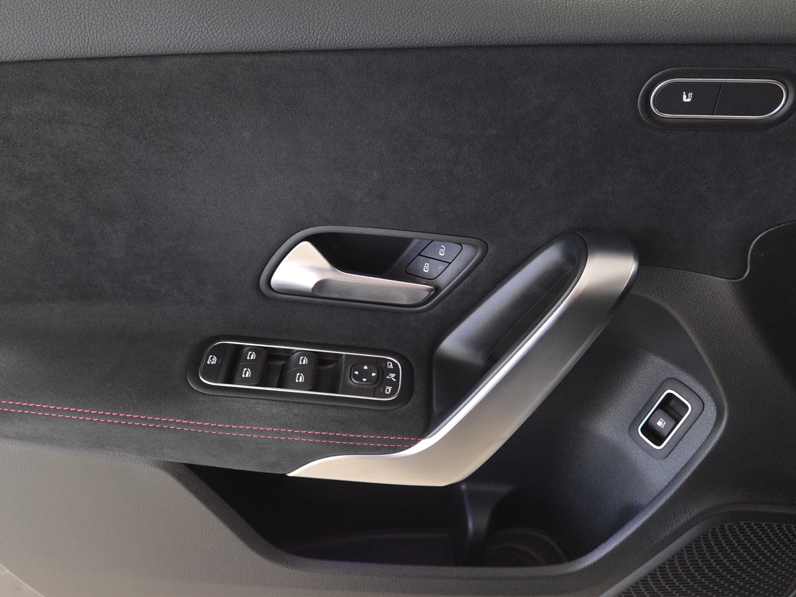 MERCEDES-BENZ A 250 e 8G-DCT-image-8