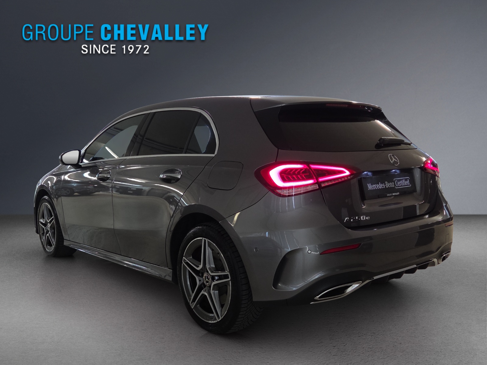 MERCEDES-BENZ A 250 e 8G-DCT-showroom-element-3