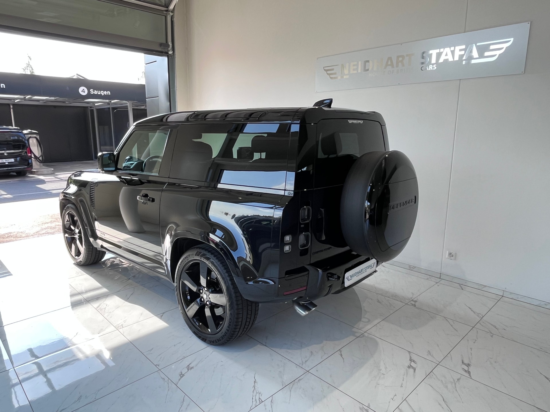 LAND ROVER Defender 90 525 V8 5.0 AT8-showroom-element-1