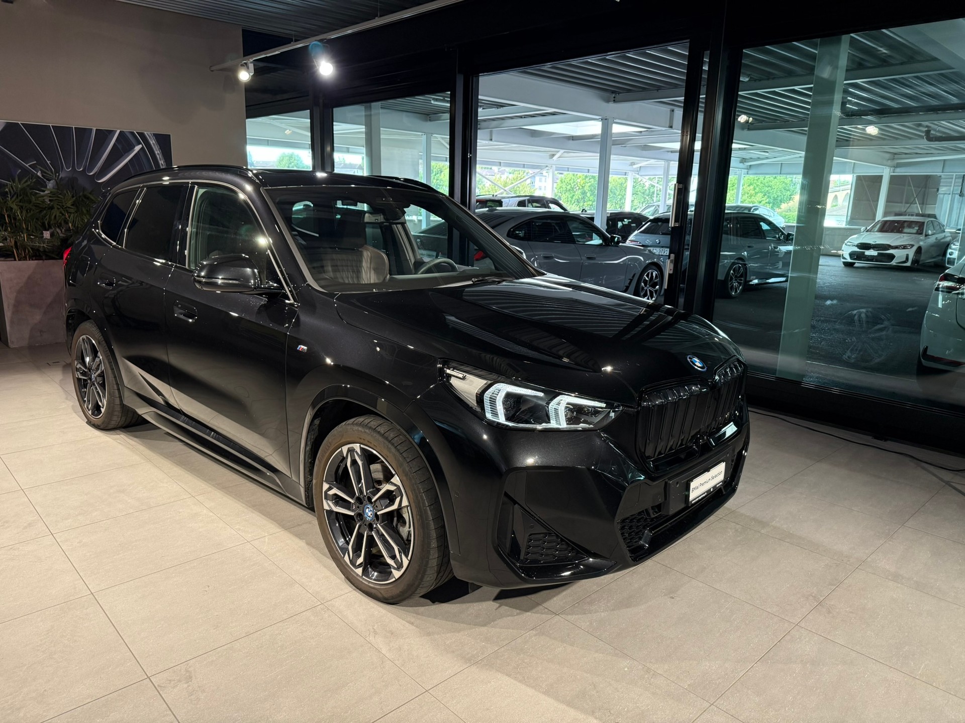 BMW iX1 xDrive 30 M Sport-image-0
