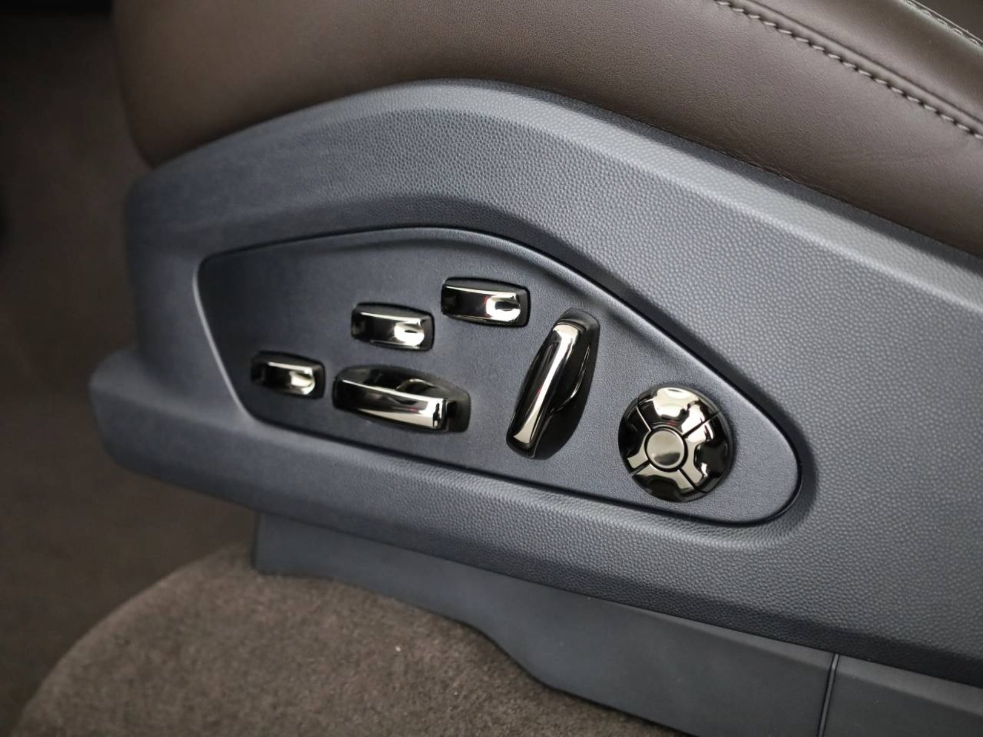 PORSCHE Cayenne Turbo Electric-image-18