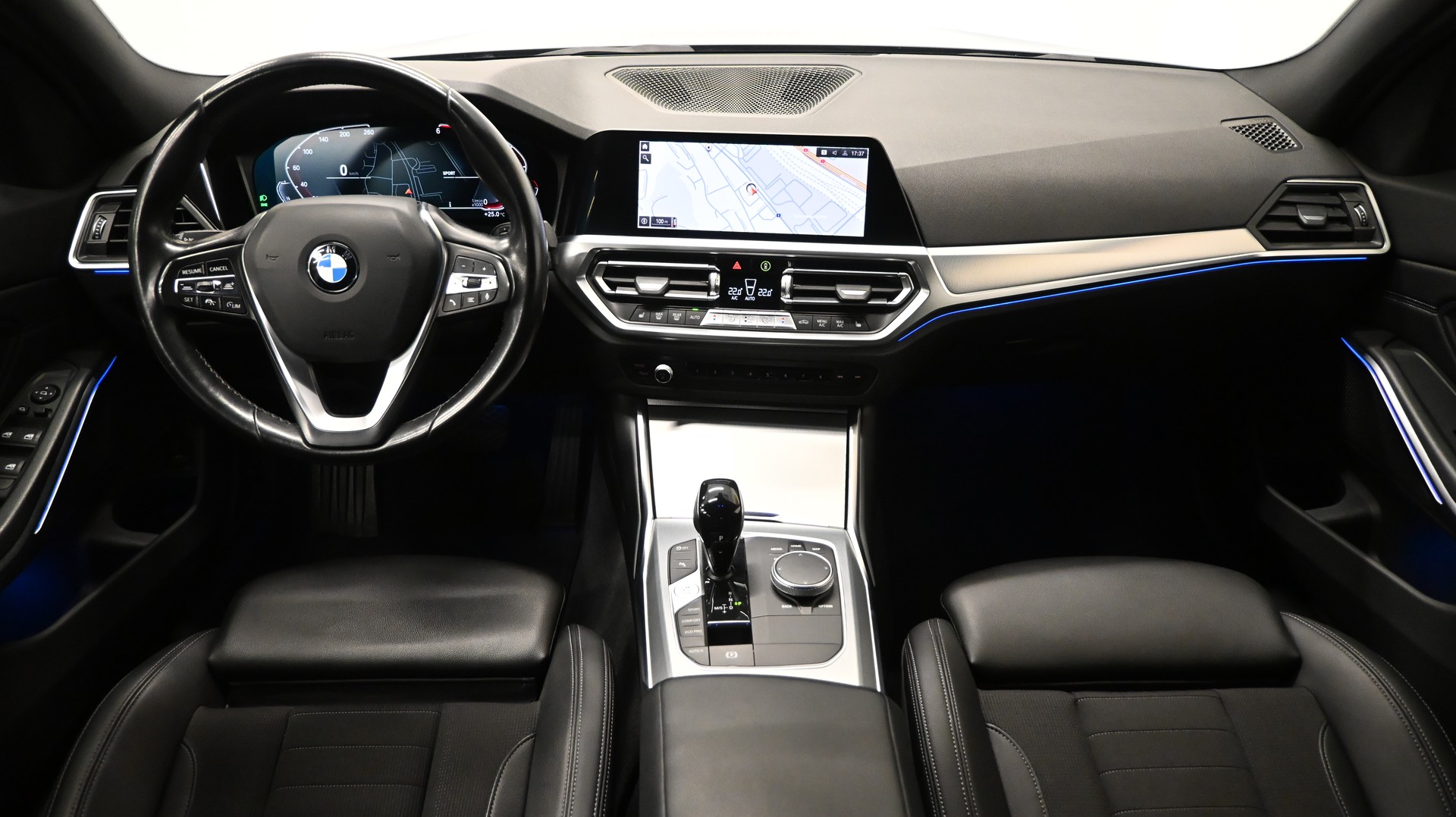 BMW 320d xDrive 48V Steptronic Sport Line-image-4
