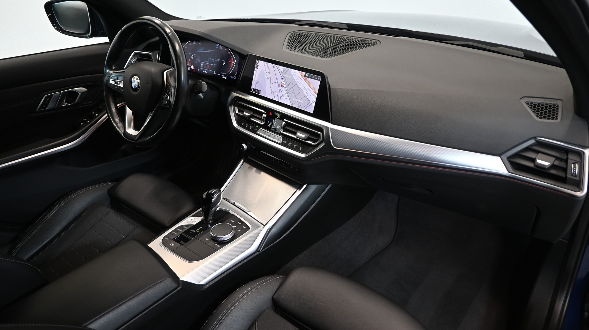 BMW 320d xDrive 48V Steptronic Sport Line-image-3