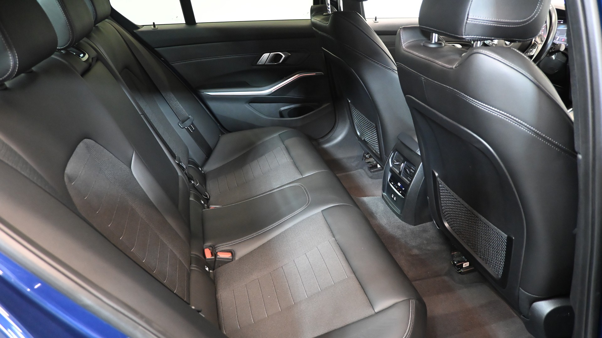 BMW 320d xDrive 48V Steptronic Sport Line-image-9