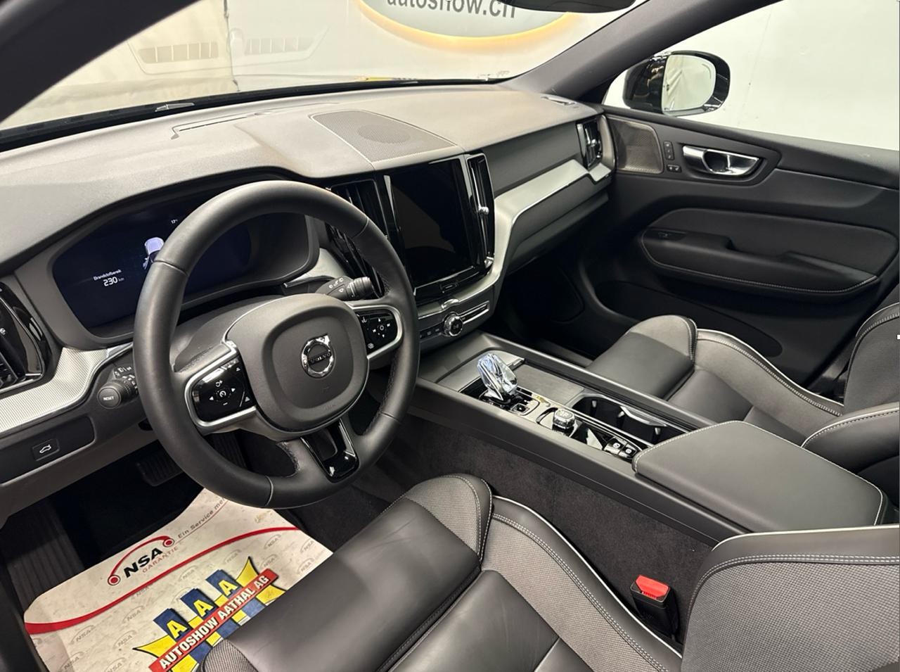 VOLVO XC60 B5 MHD AWD Black Edition Plus Geartronic-showroom-element-3