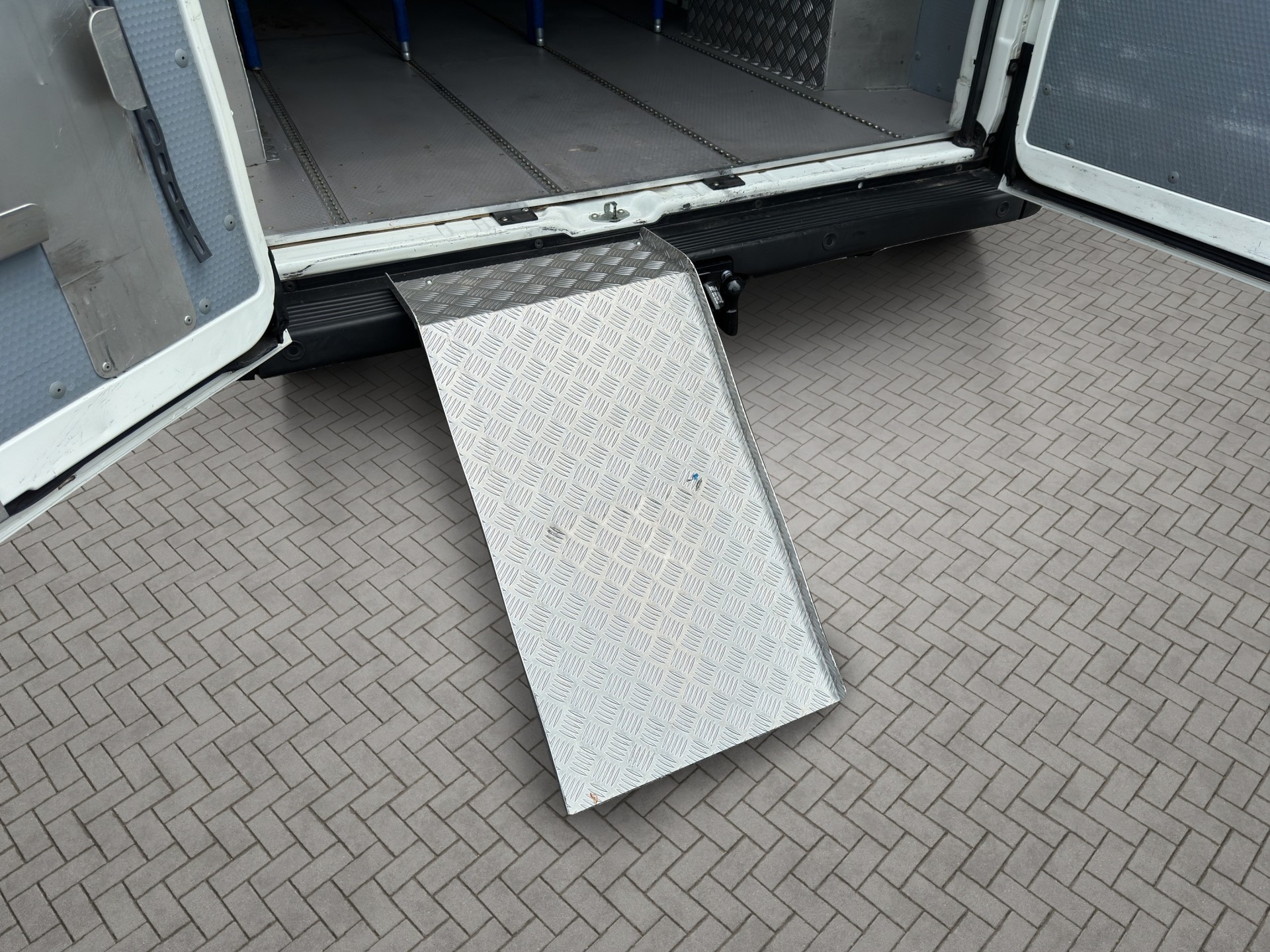 PEUGEOT Boxer 2.0 HDI 335 Active L2H2-image-20