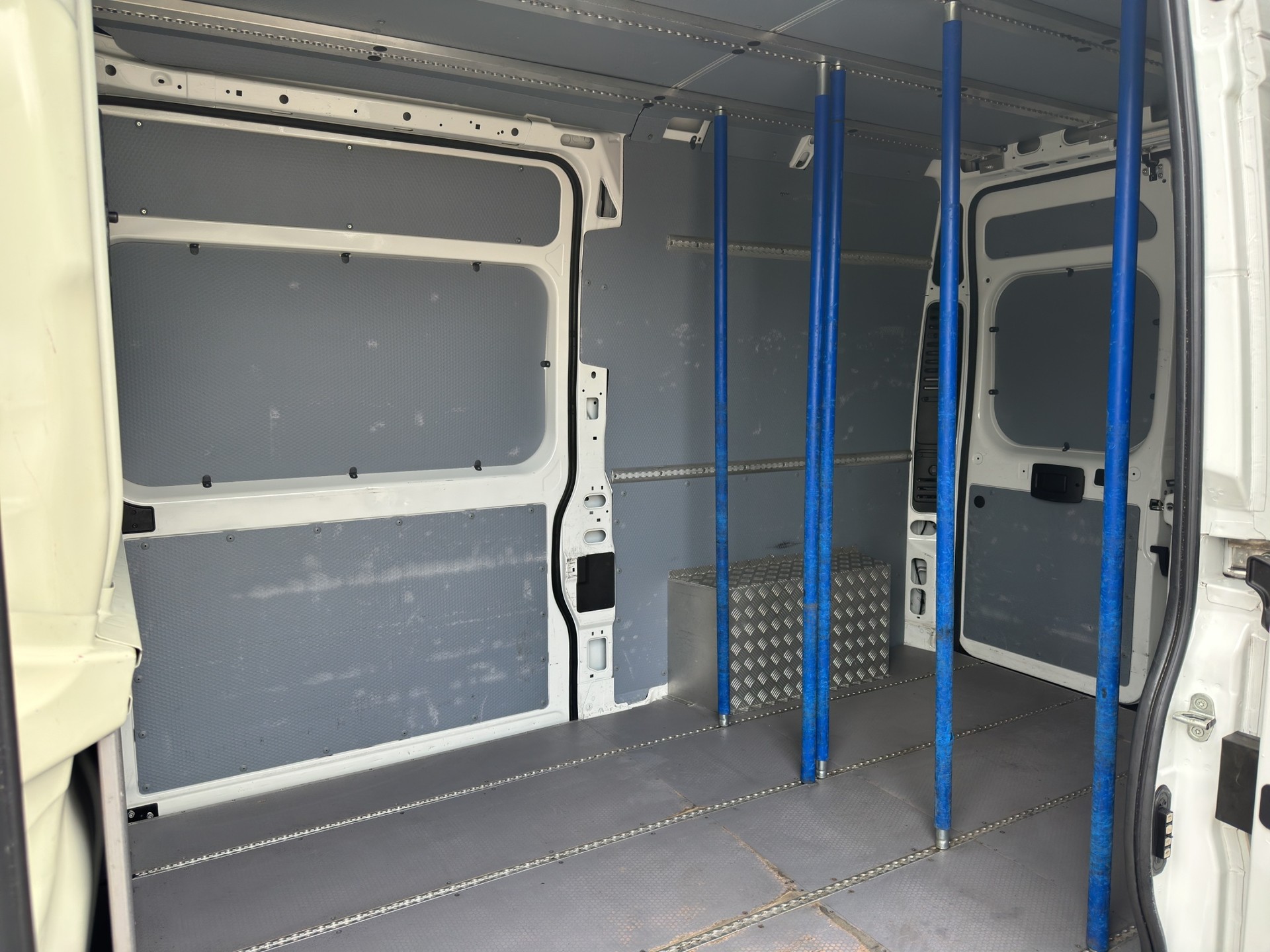 PEUGEOT Boxer 2.0 HDI 335 Active L2H2-image-10