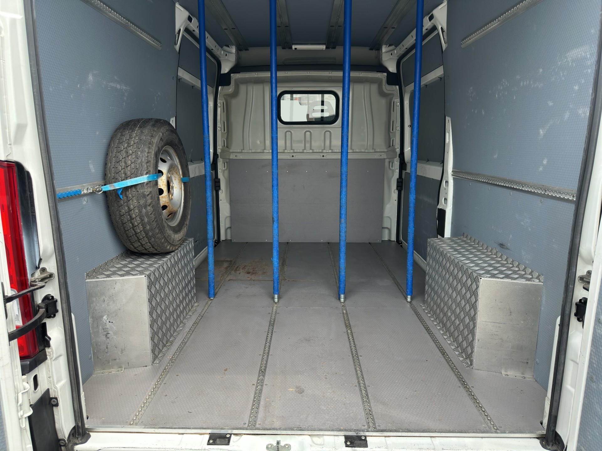 PEUGEOT Boxer 2.0 HDI 335 Active L2H2-image-16