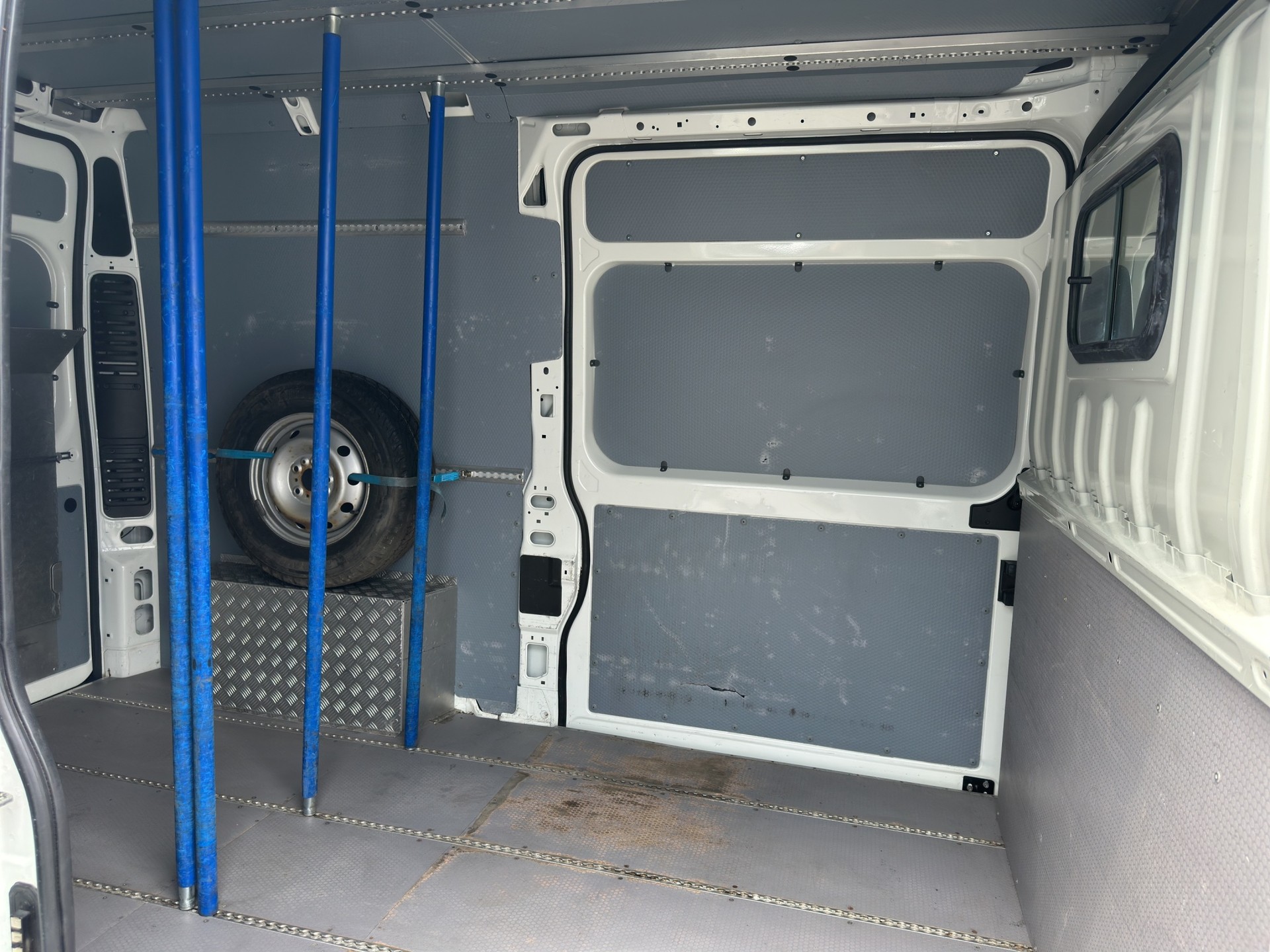 PEUGEOT Boxer 2.0 HDI 335 Active L2H2-image-15
