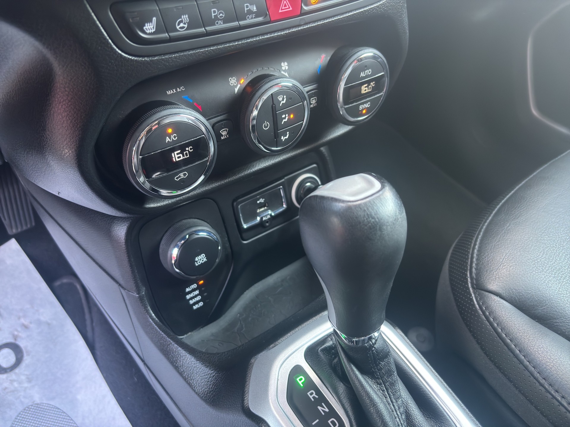 JEEP Renegade 1.4 Turbo Limited AWD-image-18