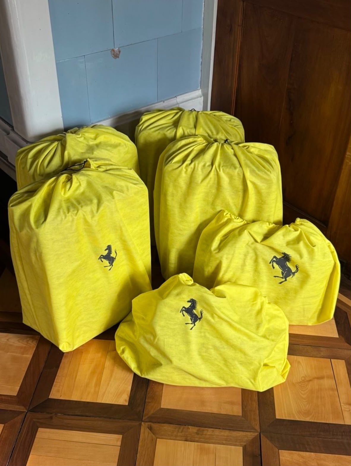 FERRARI GTC4 Lusso Ferrari luggage set for sale-image-3