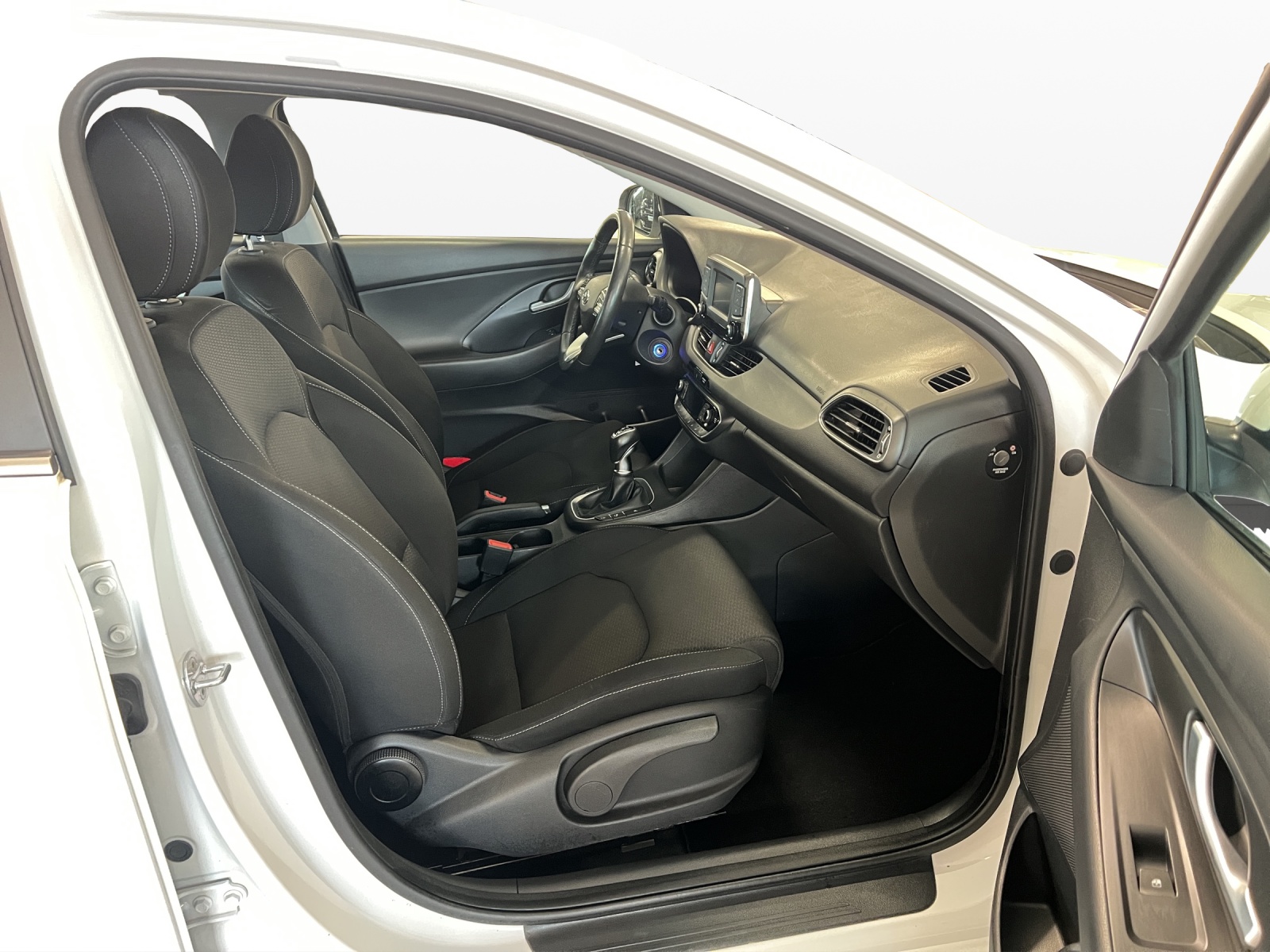 HYUNDAI i30 1.4 T-GDi Amplia-image-8