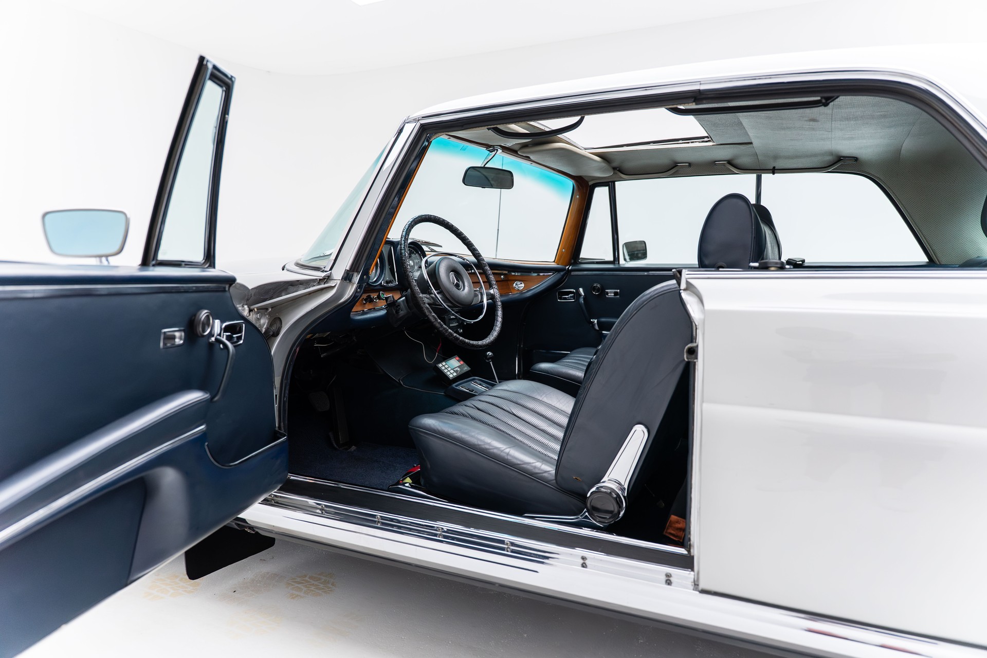 MERCEDES-BENZ 280 SEC-image-21