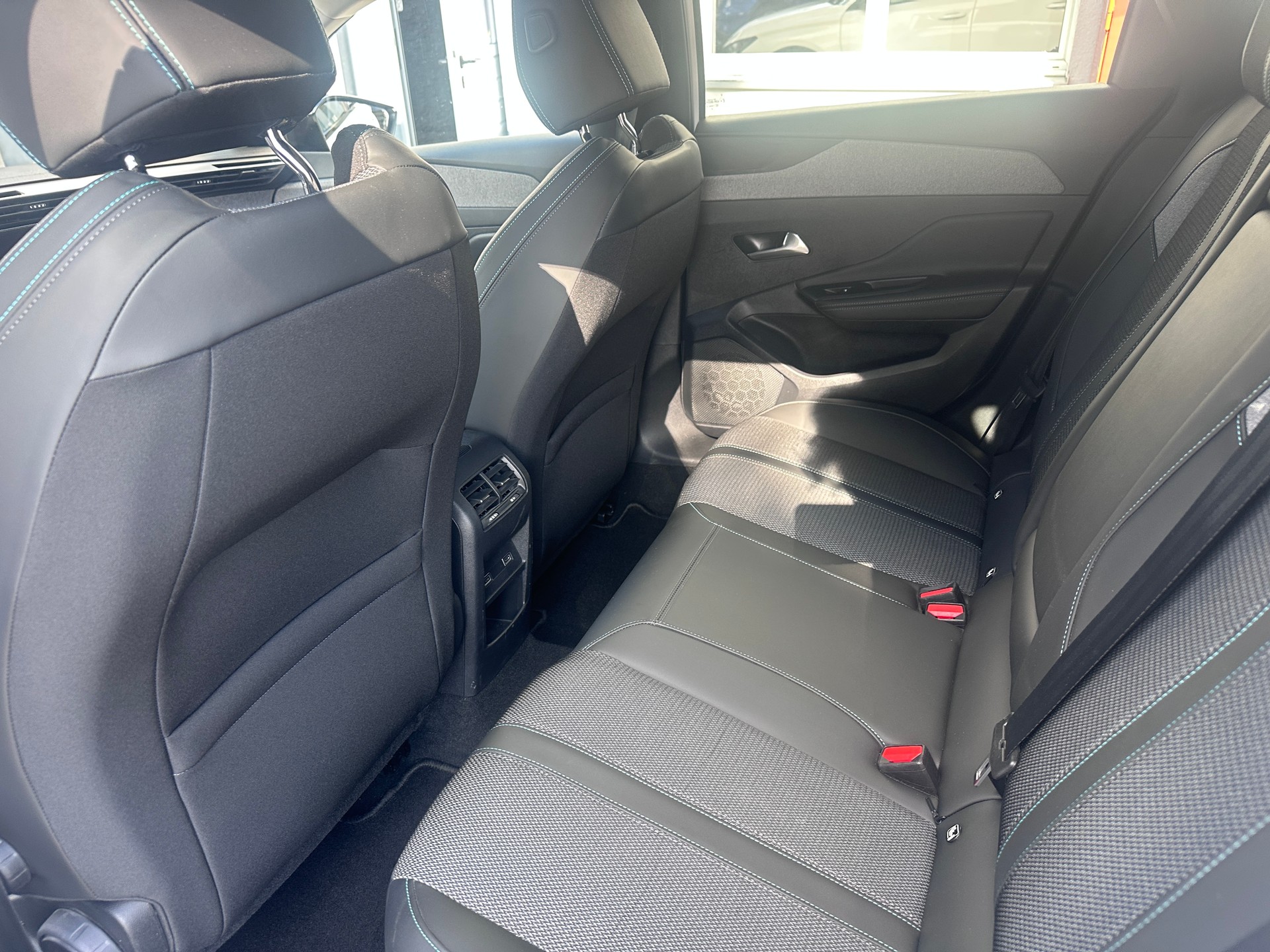 PEUGEOT 308 SW 1.5 BlueHDI Allure EAT8-image-16