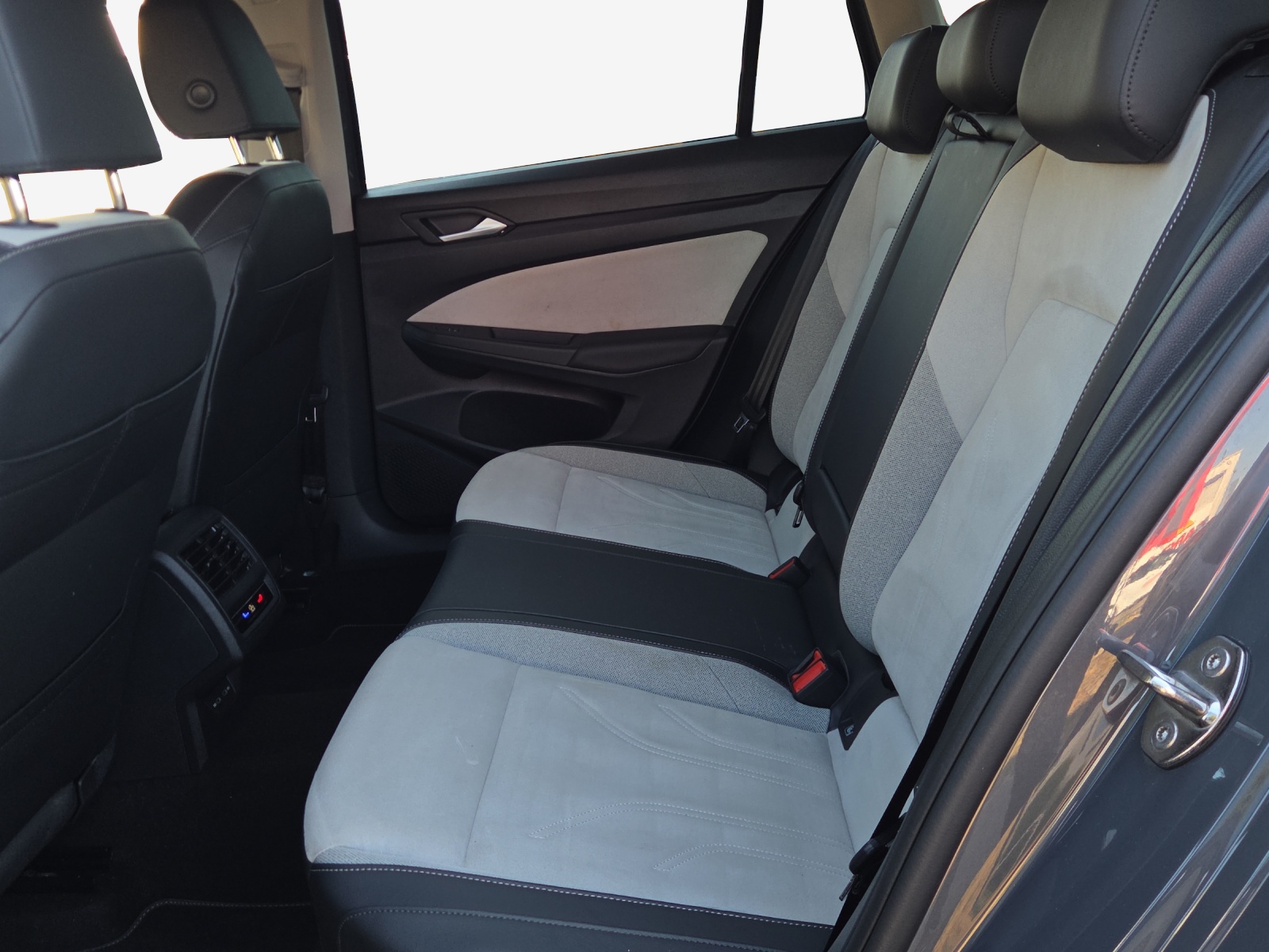 VW Golf Variant 2.0 TDI Style DSG-image-11