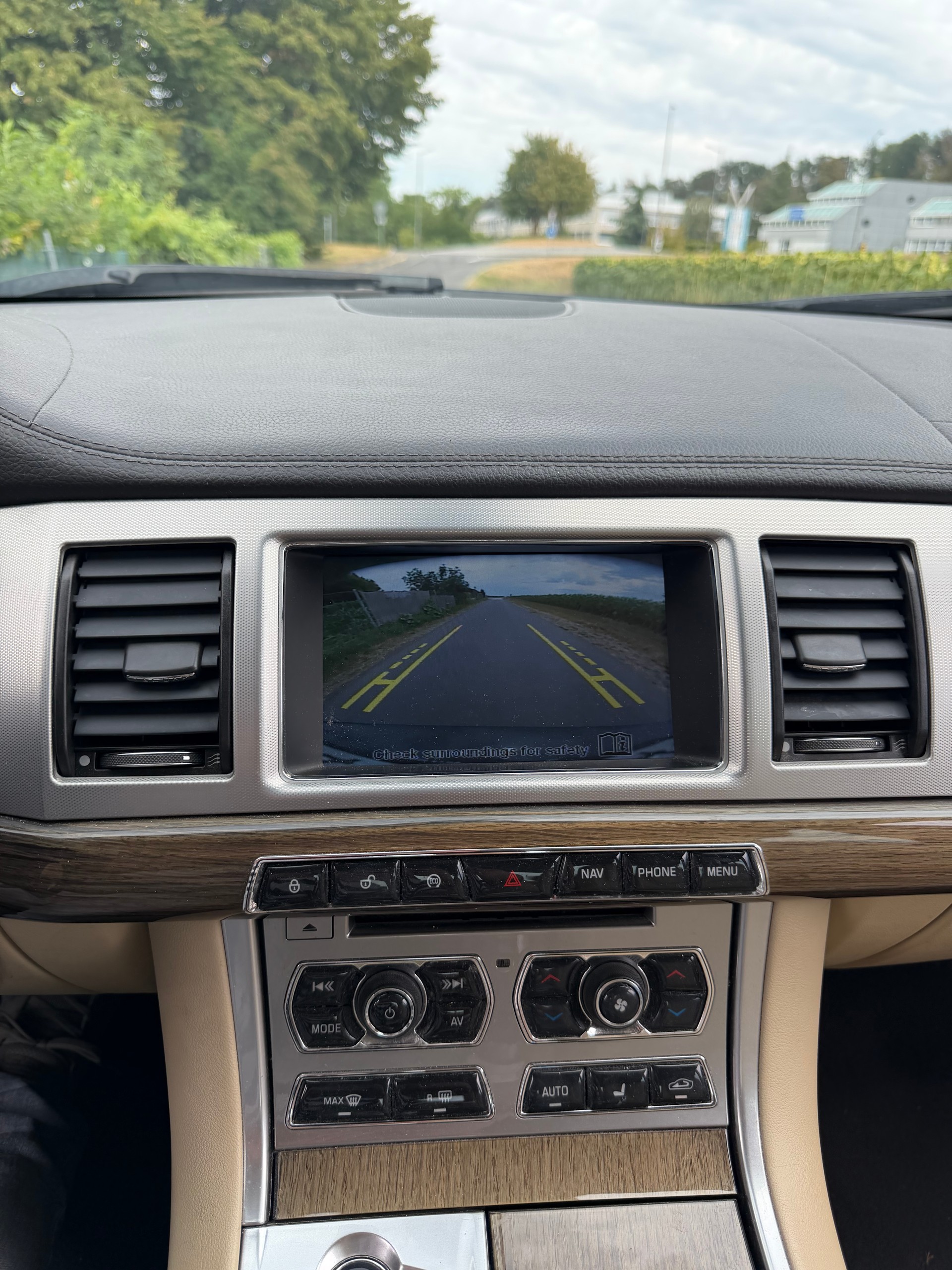 JAGUAR XF 3.0d V6 Luxury-image-8