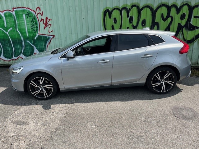 VOLVO V40 T2 Momentum R-Design Geartronic-image-2
