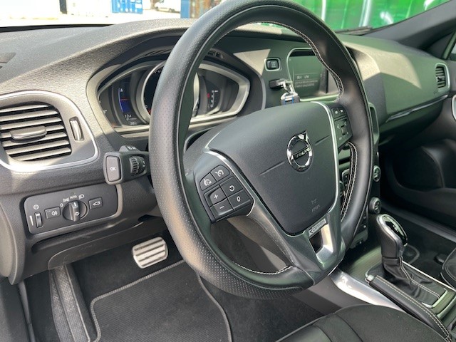 VOLVO V40 T2 Momentum R-Design Geartronic-image-8