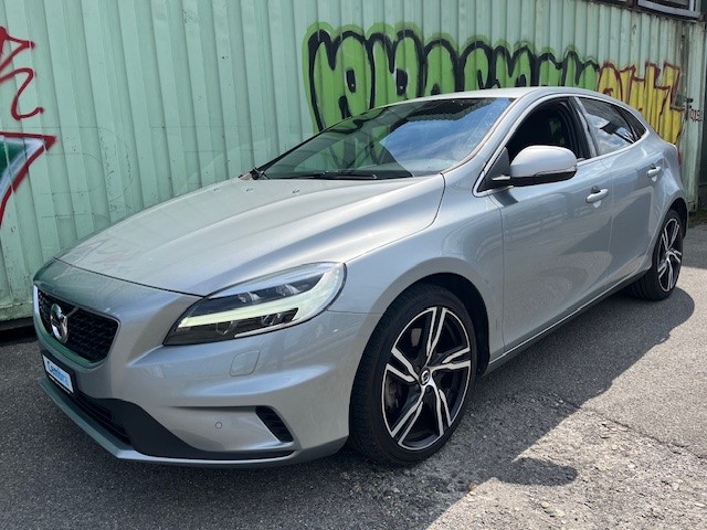 VOLVO V40 T2 Momentum R-Design Geartronic-image-0