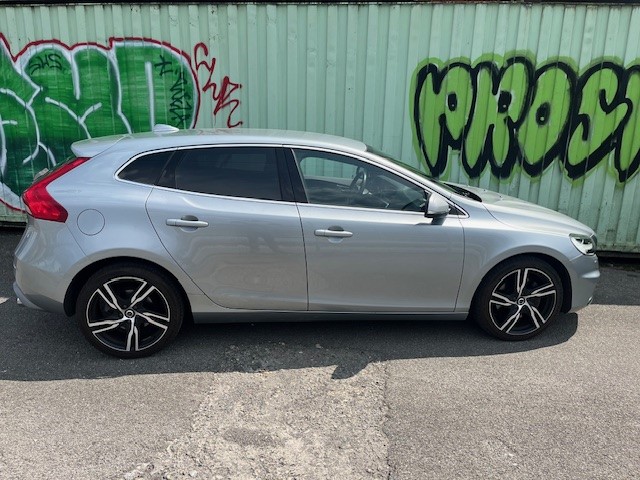 VOLVO V40 T2 Momentum R-Design Geartronic-image-4